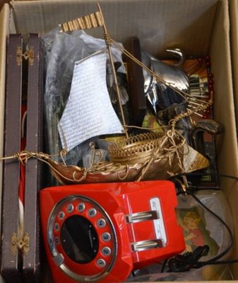 un téléphone rouge posé dans une boîte contenant d'autres objets