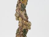 un vase doré et vert posé sur un socle, sur fond blanc