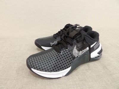un gros plan sur une paire de chaussures noires et blanches