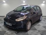 la voiture noire est garée sur un sol en damier dans le garage