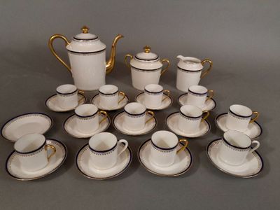 les nombreuses tasses et soucoupes qui se trouvent sur la table