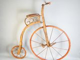 un vélo à l'ancienne posé sur une surface blanche