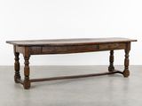 une vieille table en bois surmontée d'un tiroir