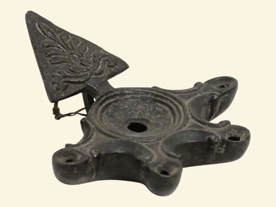 un petit objet métallique sur lequel figure un triangle