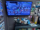 un bureau équipé d'un ordinateur et d'un moniteur