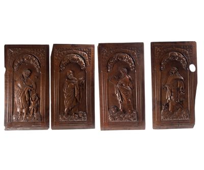 trois plaques en bois représentant une femme et un homme
