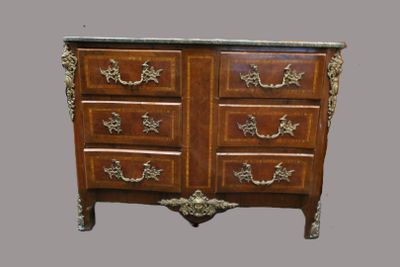 une commode en bois avec un plateau en marbre
