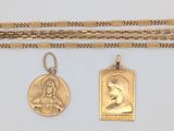 deux colliers en or avec l'effigie d'une femme et une médaille suspendue à une chaîne