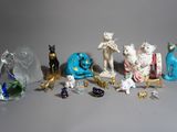 de nombreuses figurines de chats et de chiens posées sur une table