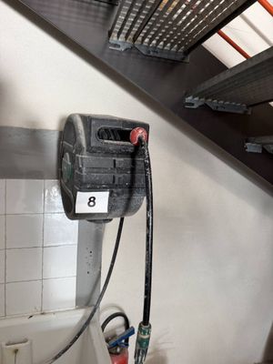 une photo d'une salle de bains avec des toilettes et un sèche-cheveux