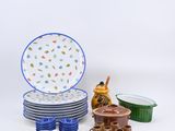 plusieurs assiettes et bols posés sur une table