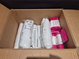une boîte en carton contenant un certain nombre d'objets
