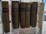 de nombreux livres exposés dans une vitrine