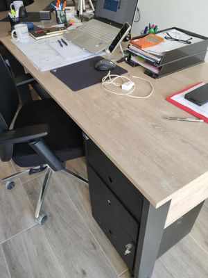 un bureau sur lequel se trouvent un ordinateur portable et une imprimante