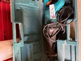 une boîte à outils bleue avec des outils à l'intérieur