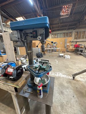 une machine posée sur une table dans un bâtiment