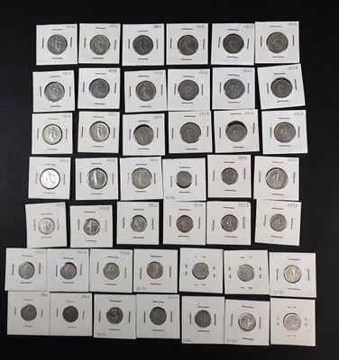 plusieurs piles de pièces de 25 cents de tailles et de formes différentes posées sur une surface noire