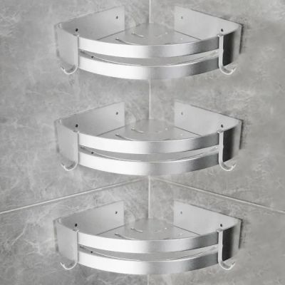 un gros plan d'une étagère d'angle comportant trois tablettes