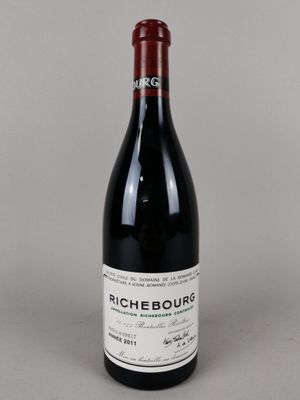 une bouteille de vin posée sur une table