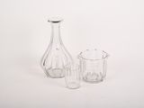 deux vases en verre posés l'un à côté de l'autre sur une surface blanche