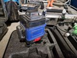 une boîte bleue et noire posée sur un étui rigide