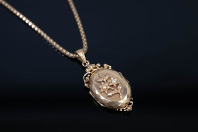 un gros plan d'un collier en or orné d'un crâne