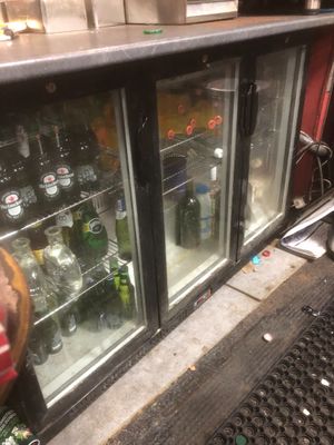 une vitrine remplie de bouteilles d'alcool sur le trottoir