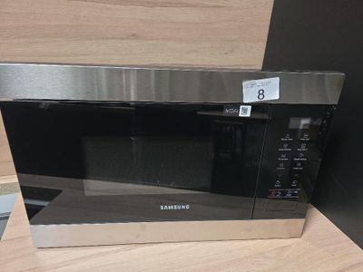 un micro-ondes posé sur un comptoir