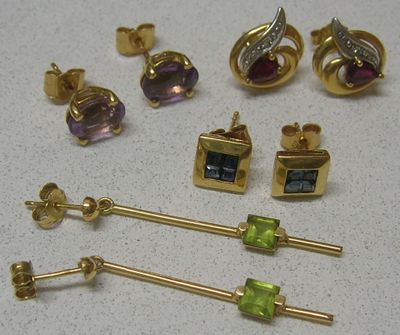 de nombreux types de boucles d'oreilles posées sur une table