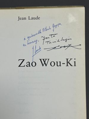un livre ouvert dont la couverture porte un titre écrit à la main