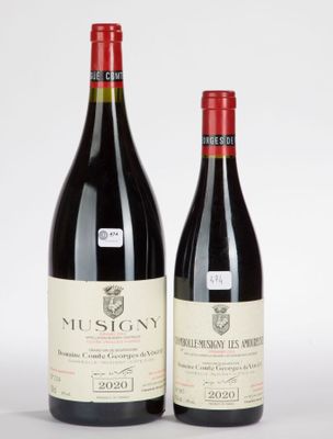 deux bouteilles de vin posées l'une à côté de l'autre sur une surface blanche
