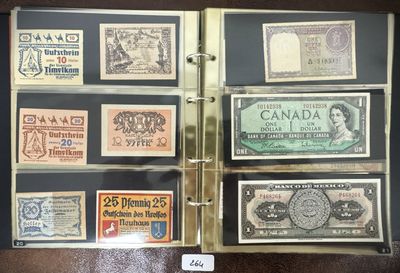de nombreux types de billets et pièces canadiens exposés dans un classeur