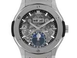 gros plan d'une montre sur fond blanc avec un bracelet noir