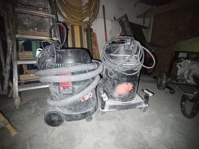 deux aspirateurs posés par terre