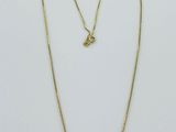 un collier en or orné d'un pendentif en forme de cœur