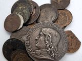 gros plan d'une pile de pièces de monnaie sur une surface blanche