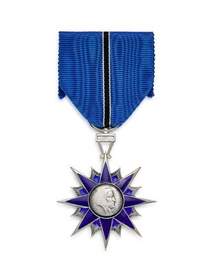 une médaille ornée d'une étoile violette et d'un ruban bleu