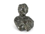 statue d'une femme tenant un bébé dans ses bras