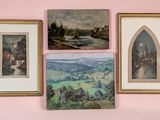 quatre tableaux accrochés au mur d'une chambre rose