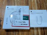 des cartons de produits Apple posés sur une table en bois, sur un parquet