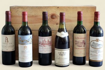 six bouteilles de vin sont alignées sur une table