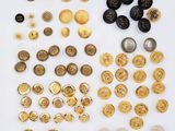 une collection de boutons dorés et noirs