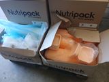 deux boîtes de « nutpacks » posées par terre