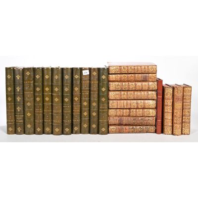 une pile de livres empilés les uns sur les autres sur une surface blanche