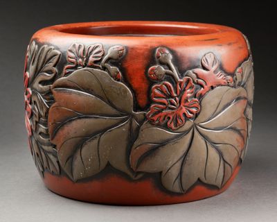 un gros plan d'un vase orné de fleurs