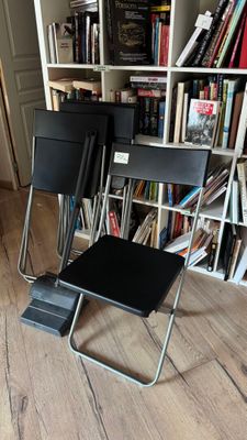 une chaise placée devant une bibliothèque