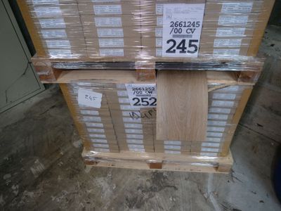 une pile de boîtes empilées les unes sur les autres