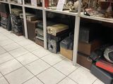 une pièce remplie d'une multitude d'objets de toutes sortes