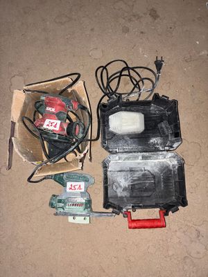 une boîte contenant du matériel électrique posée par terre à côté d'une boîte de câbles