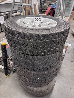 1 lot comprenant 4 pneus 4x4 235/65 R17 + 1 roue de secours - Photo 1